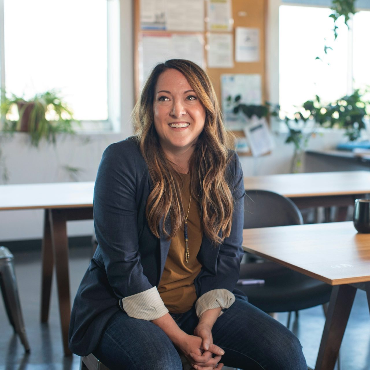 Retrato de Victoria Guzmán, fotógrafa profesional de interiores en Madrid, con cámara y equipo propio, lista para un proyecto inmobiliario.