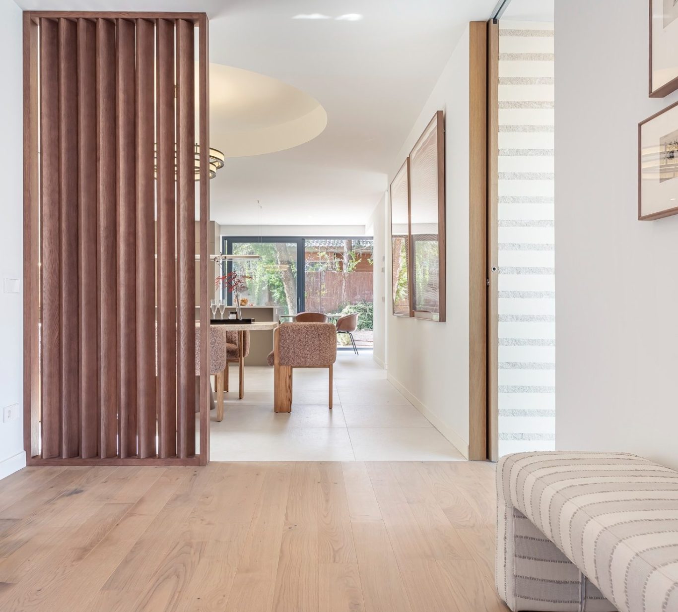 Fotógrafa especializada en interiorismo y arquitectura realizando una sesión de fotografía arquitectónica en un apartamento moderno situado.