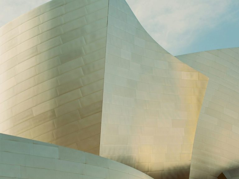 Retrato de Victoria Guzmán, fotógrafa profesional de interiores en Madrid, con cámara y equipo propio, lista para un proyecto inmobiliario.